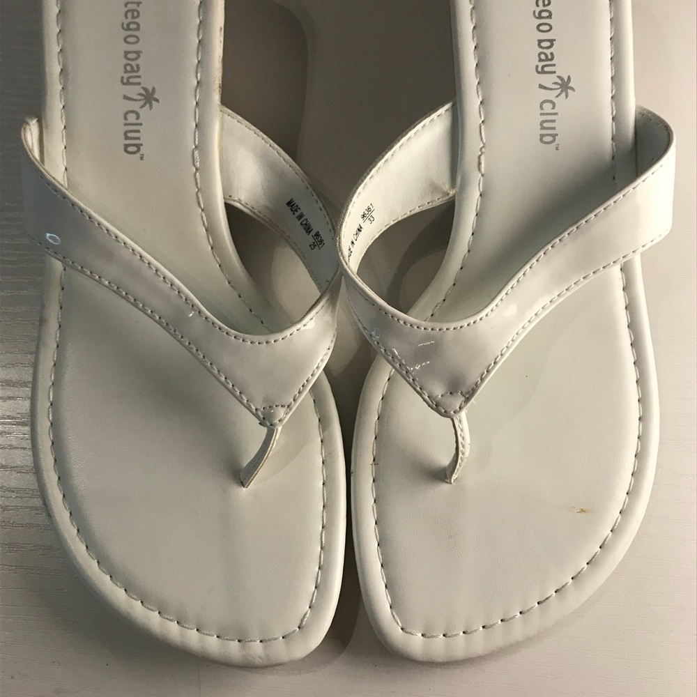 NWT. White Dressy Flip Flop Sandals